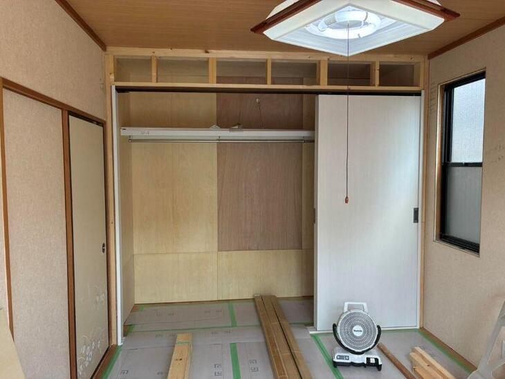 押入れを解体し、クローゼットに改装しています。建具の背が高くなったため収納量がアップしました！【瀬田店スタッフ】
