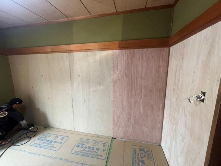和室の聚楽壁に、仕上げ材を張るための下地としてベニヤ板を張っています！【野洲店スタッフ】