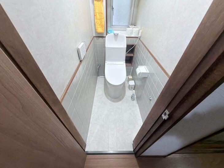 トイレ交換と同時にトイレと廊下の段差を解消しバリアフリーに仕上げました！【彦根店スタッフ】