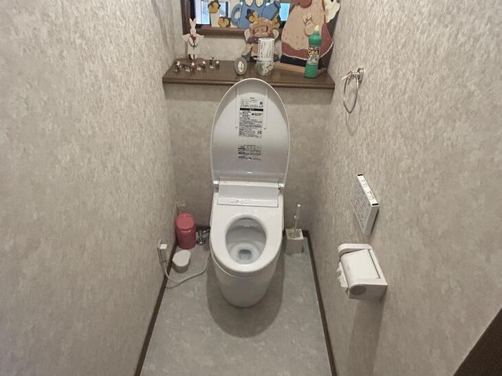 トイレを自動開閉付きのタンクレス風トイレ【TOTO：GGA3】に交換し、すっきりとした見た目のトイレになりました！【彦根店スタッフ】