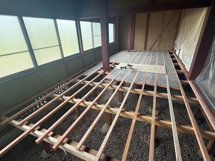 根太と根太の間に一枚ずつ断熱材を敷き詰めています！これで暑い夏も寒い冬も快適に過ごせますね！【長浜店スタッフ】