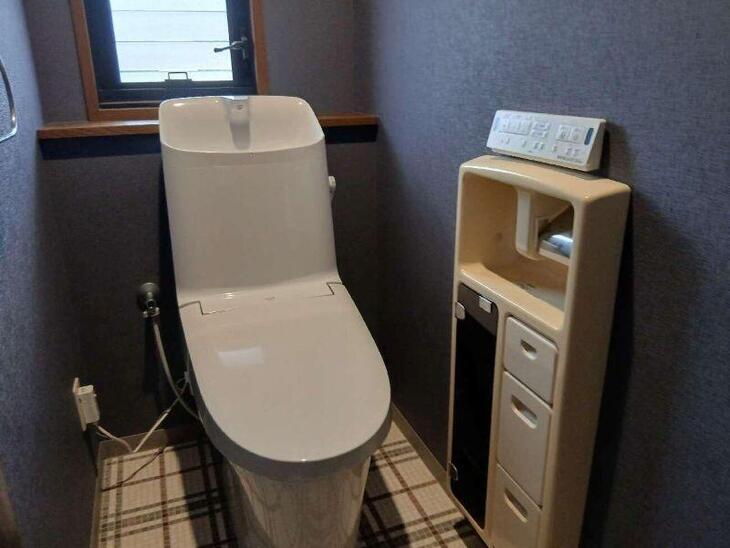 トイレの交換とクロス・クッションフロアの張り替えをしました！紺色を基調としたクロスは落ち着いた雰囲気で上品な空間を演出していますね！【長浜店スタッフ】