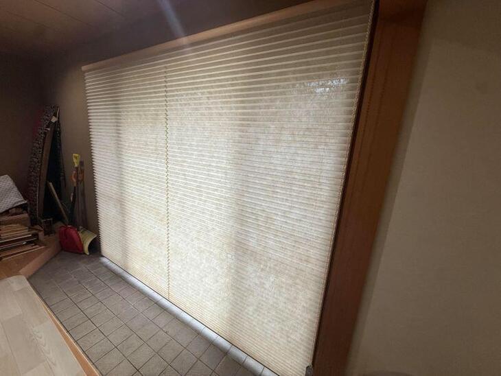 和の雰囲気に溶け込む色合いと柔らかな日の光が感じられるものを設置しました！操作方法もチェーン式でかんたんです！【長浜店スタッフ】