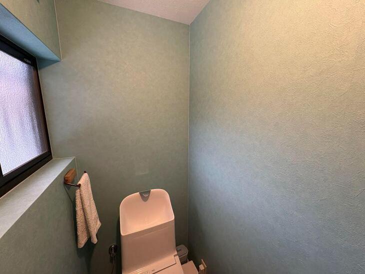 トイレのクロスを張り替えました！落ち着いた色味が素敵です^^【湖西店スタッフ】