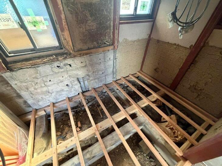 解体後、新しい床の下地を作っているところです。【彦根店スタッフ】