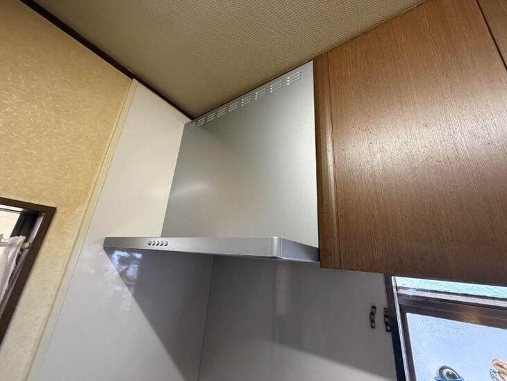 レンジフードの交換を行いました。キッチンの圧迫感を抑えてすっきりとした印象にできる人気のスリム型です。【瀬田店スタッフ】