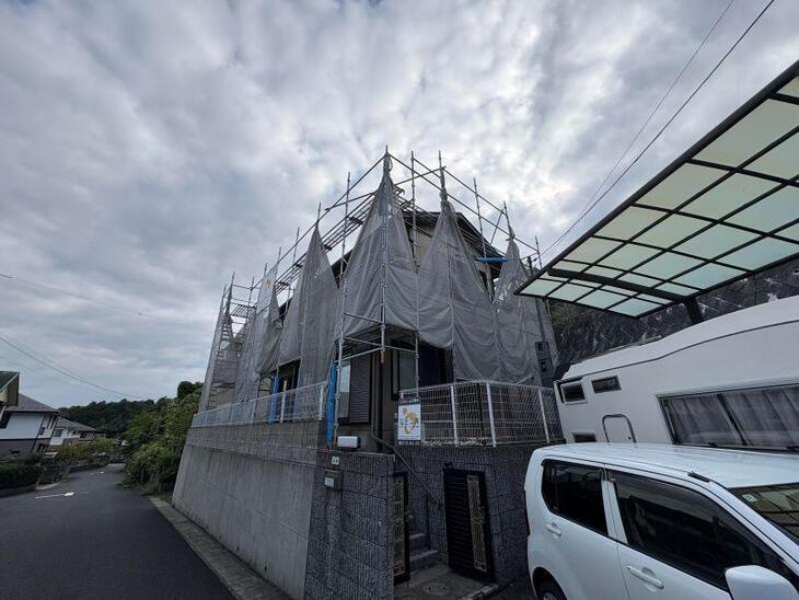 台風が来る前に足場の台風養生を行いました。これで風による傾きなどが大きく軽減されます！【湖西店スタッフ】