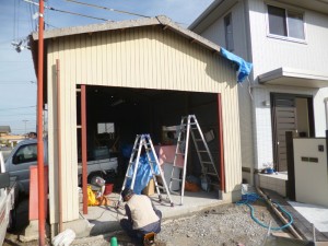 ｼｬｯﾀｰ取付部を開口、下地補強