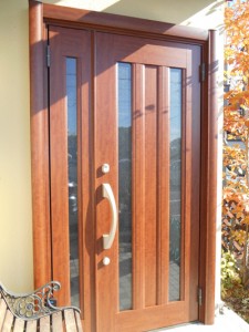 施工後 木目調の良い色合いのドアになりました