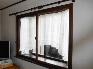 施工後 外側の窓にカーテンレースをつけたらこうなります。