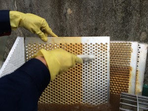 洗剤を使用して油汚れを落としていきます