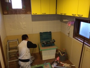 ?@キッチン設置前の電気と水道の仕込み