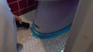 便器と床の間をｺｰｷﾝｸﾞで埋めています