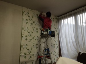 ?@リビングのクロスを一部アクセントクロスに張替えていきます