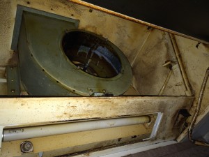 取れなかったフレームを外すと油汚れが・・・