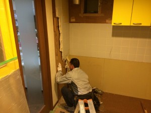 ?A大工さんに壁の下地を作っています