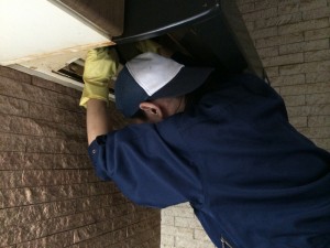 洗剤の入らないところは専用道具を利用してこすっていきます