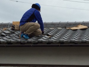 雪止め瓦に差し替えを行っています
