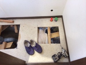 配管を触る為に床を少しめくります