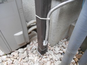 施工後：ｴｺｼﾞｮｰｽﾞのドレンを近くの雨樋に接続しました