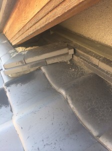 BEFORE　軒天井が漏水で腐食してきています