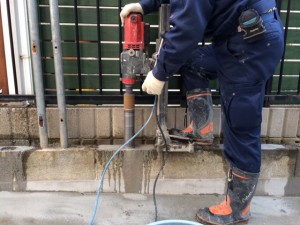 ?@ﾌﾞﾛｯｸに穴を開けています