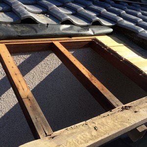 ?@瓦を撤去し軒天井を外します