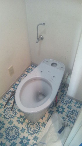 3,施工中 タンクが外されました。右に見えているのが排水管です