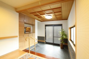 天井いっぱいの玄関収納で大収納力