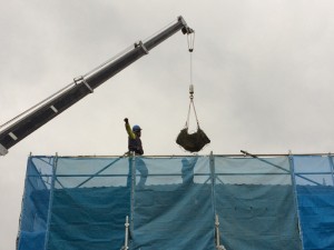 劣化した屋根瓦の撤去