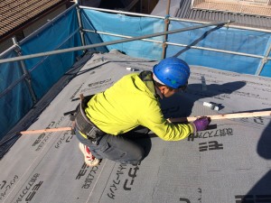 新しい瓦をのせます