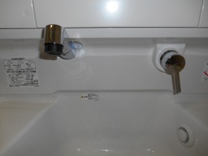 壁から出ているので、水栓周りに水がたまり汚れるという心配はなく、お手入れしやすいﾃﾞｻﾞｲﾝです