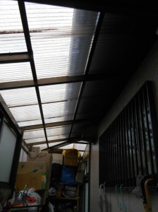 波板ですが汚れが目立ち、劣化もしてきています