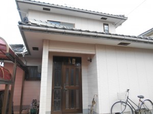 施工前:ピンク色ですが、色が飛んできています
