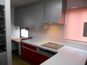 吊戸は既存のものを残していますが、換気扇と同色の為全く違和感ありません