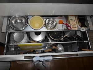収納力のあるシンク下の引き出し