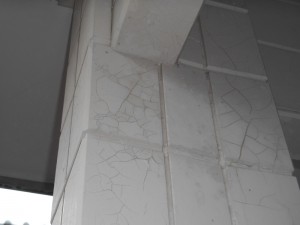 原因不明のひび割れが目立っていました