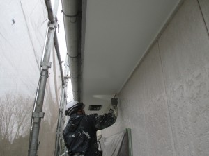 下塗り:まずは家全体を白く下塗りします