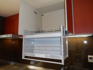 よく使うものを吊戸に入れても楽々取り出せる「ﾑｰﾌﾞﾀﾞｳﾝ吊戸棚」