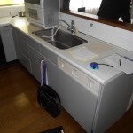 施工前：内蔵の食洗機が使えなくなっていたので、天板の上に別に食洗機を置かれてました