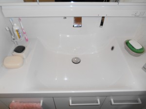 水栓が壁側から出ています。台から立ち上る形に比べてお掃除がしやすくなっています。