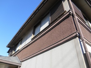 家をぐるりと廻ってる帯が、経年劣化により垂れてきていました