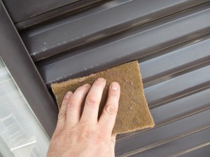 雨戸はまずよごれや錆を落とします