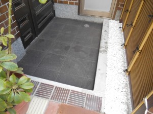 玄関の前のタイルもはつったので、落ち着きのあるタイルに張り替えました