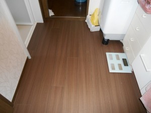 フローリング調のクッションフロアに張り替えました