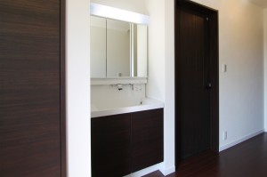 収納力たっぷりな三面鏡の洗面化粧台