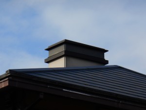 白い板金の部分が劣化して欠けてきています