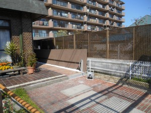 植栽や竹を全て伐採し、ﾌﾞﾛｯｸ塀をきれいに塗りました