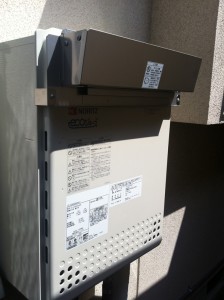 完成　給湯器からエコジョーズに交換しました。排気部分にオプションのパーツを付けて、お隣さんに排気熱が行かないようにしました。