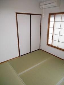 1階の和室も壁紙と襖を張り替えたので、きれいで明るいお部屋になりました。